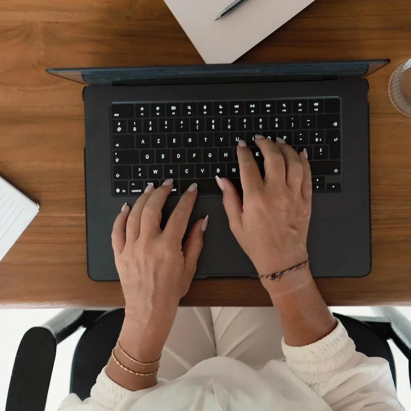 woman-tying-on-dark-gray-laptop a reflecting pool